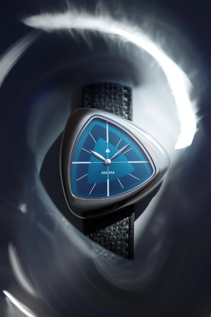 Anoma A1: Skulpturale Uhr mit weichem Dreiecksdesign, minimalistischen Details und Sonnenschliff-Zifferblatt