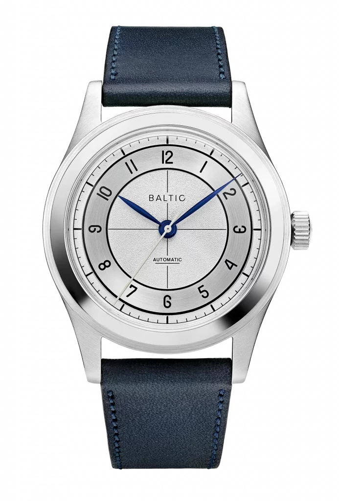 Elegante Baltic HMS 002 mit silbernem Sektor-Zifferblatt, 38 mm Edelstahlgehäuse und handgefertigtem Lederarmband.