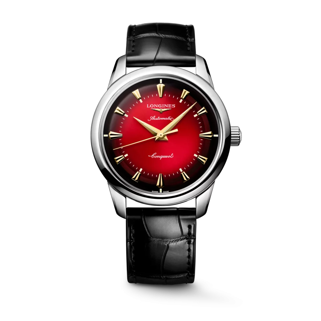 Longines Conquest Heritage Year of the Snake mit rotem Zifferblatt und gravierter Schlange auf dem Gehäuseboden, elegantes Design in limitierter Auflage.