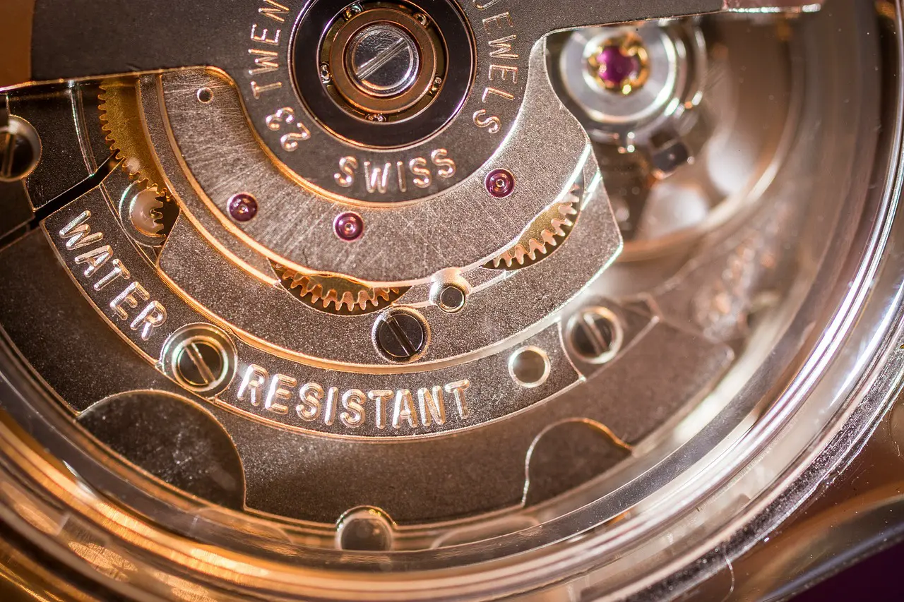 Eine detaillierte Nahaufnahme der Mechanik einer Uhr, die Zahnräder, Federn und feine Uhrwerkskomponenten zeigt, symbolisiert Präzision und Handwerkskunst.
