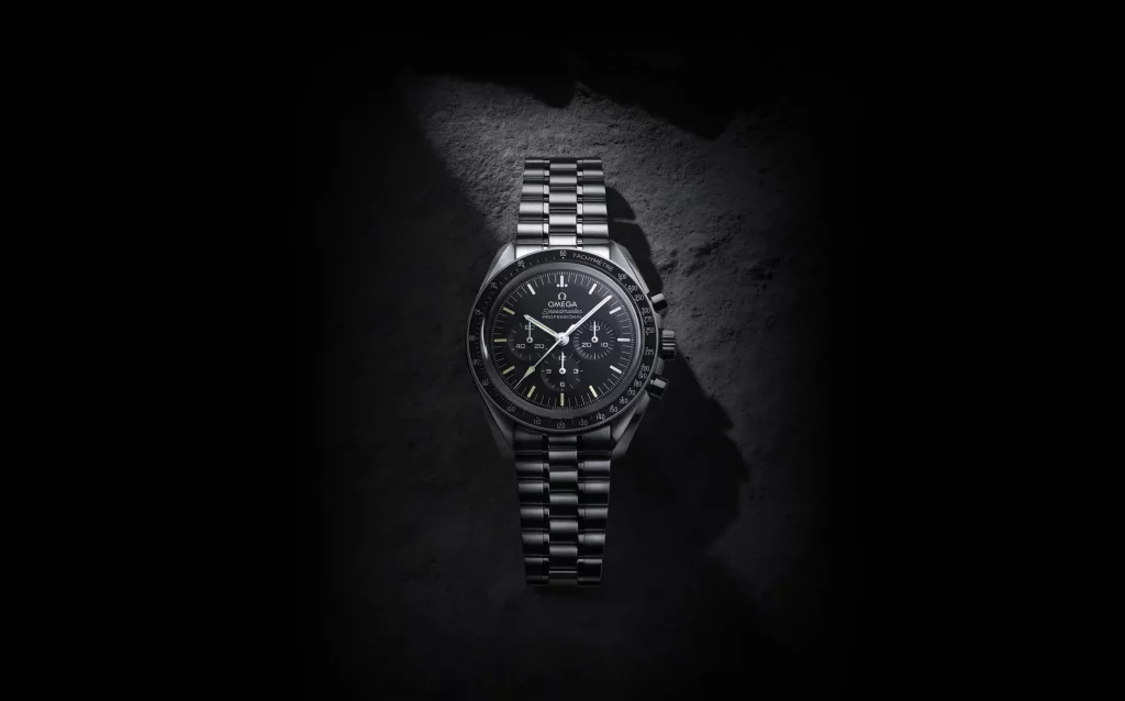 Der legendäre „Moonwatch“ begeistert weiterhin Uhrenliebhaber mit seinem historischen Hintergrund und moderner Technologie.