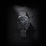 Der legendäre „Moonwatch“ begeistert weiterhin Uhrenliebhaber mit seinem historischen Hintergrund und moderner Technologie.
