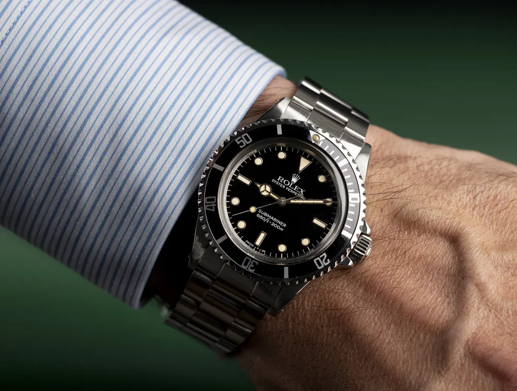 Vintage Rolex Submariner 5513 am Handgelenk – klassisches Design und eleganter Look.