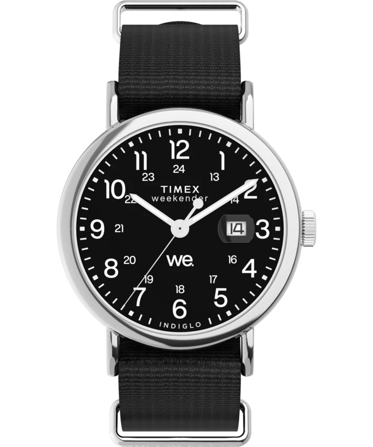 Der Timex Weekender bietet ein klassisches Design mit austauschbaren Nylonbändern, die ihn besonders vielseitig machen.