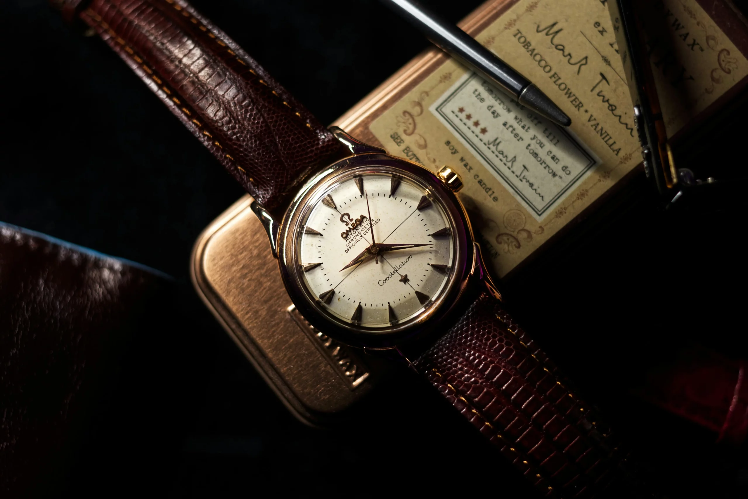 Eine klassische Vintage-Omega-Uhr mit einem eleganten Lederarmband und einem zeitlosen Zifferblatt, die den Charme vergangener Epochen verkörpert