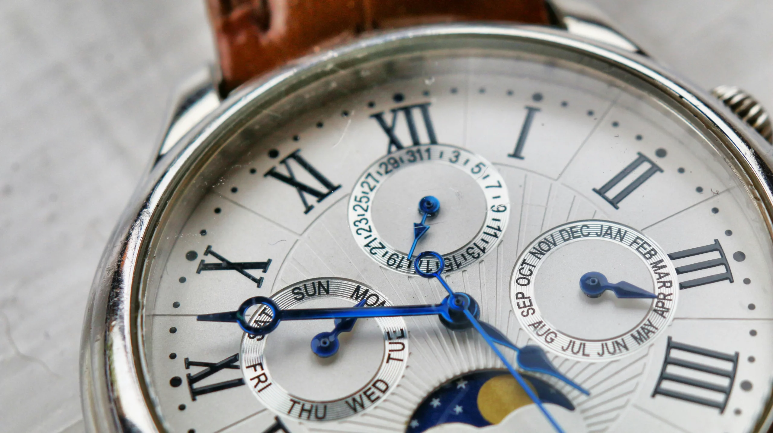 Eine elegante Vintage-Uhr mit einem Perpetual-Kalender und klassischen Designelementen, die Funktionalität und zeitlose Ästhetik vereint.