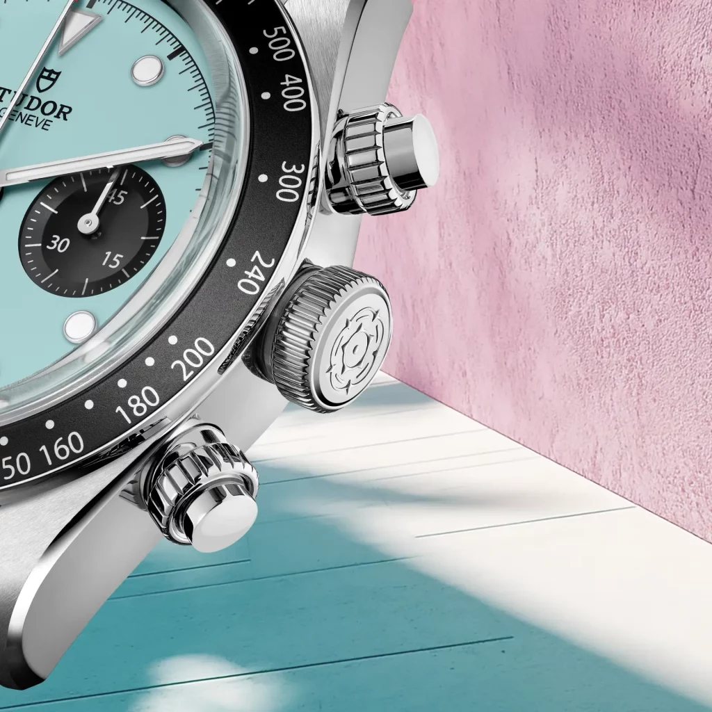 Detailansicht der Krone und Chronographen-Drücker der Tudor Black Bay Chrono Flamingo Blue.