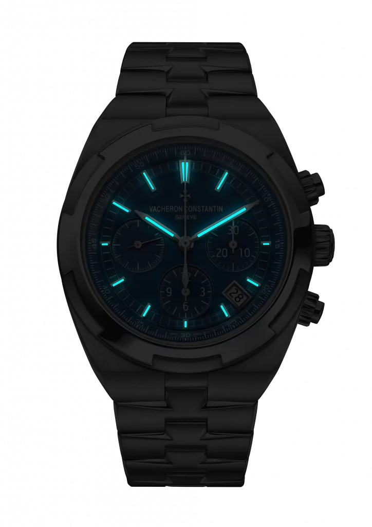 Vacheron Constantin Overseas in Gold mit blauem Zifferblatt, dezent im Dunkeln beleuchtet.