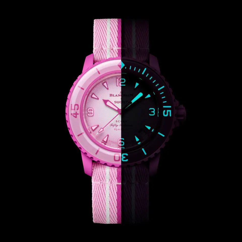 Die Swatch x Blancpain Scuba Fifty Fathoms Pink Ocean mit leuchtenden Details im Dunkeln.