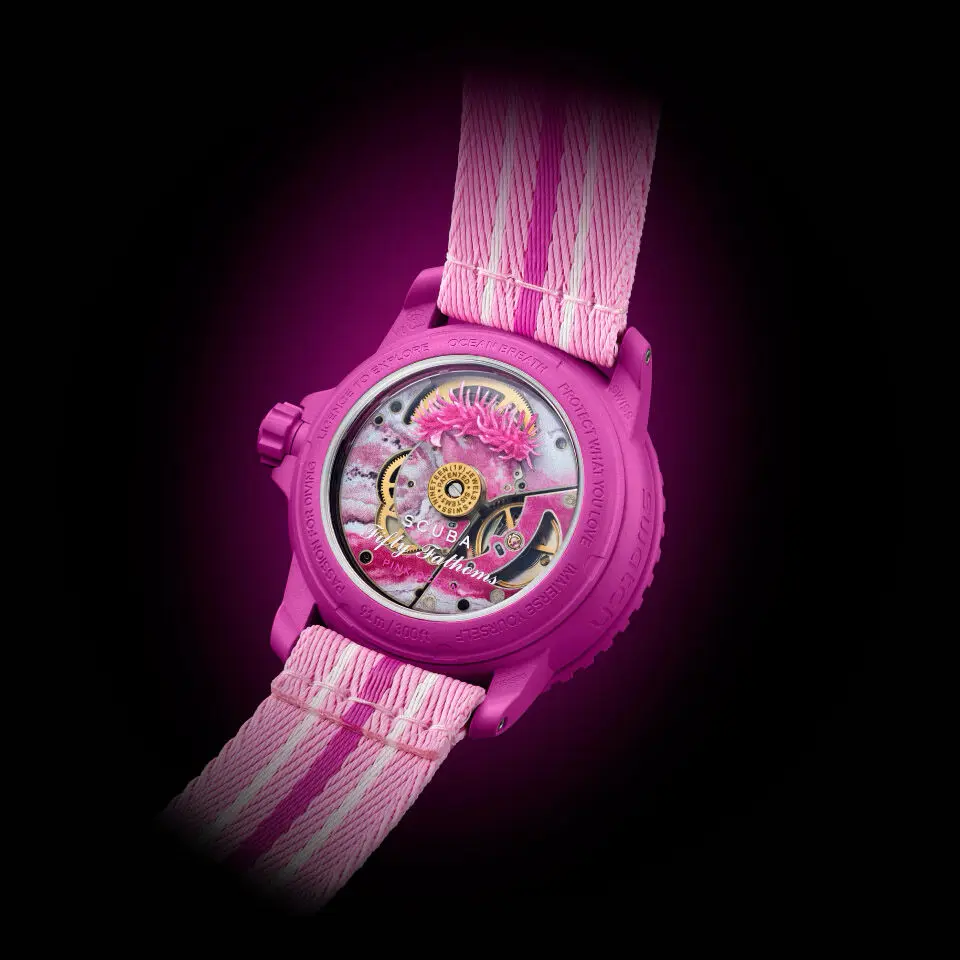 Rückansicht der Swatch x Blancpain Scuba Fifty Fathoms Pink Ocean mit sichtbarem Gehäuseboden.