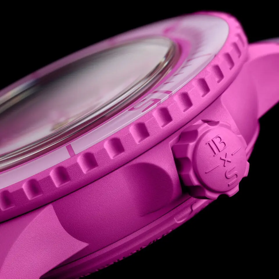 Detailaufnahme der Krone der Swatch x Blancpain Scuba Fifty Fathoms Pink Ocean mit markantem Design.