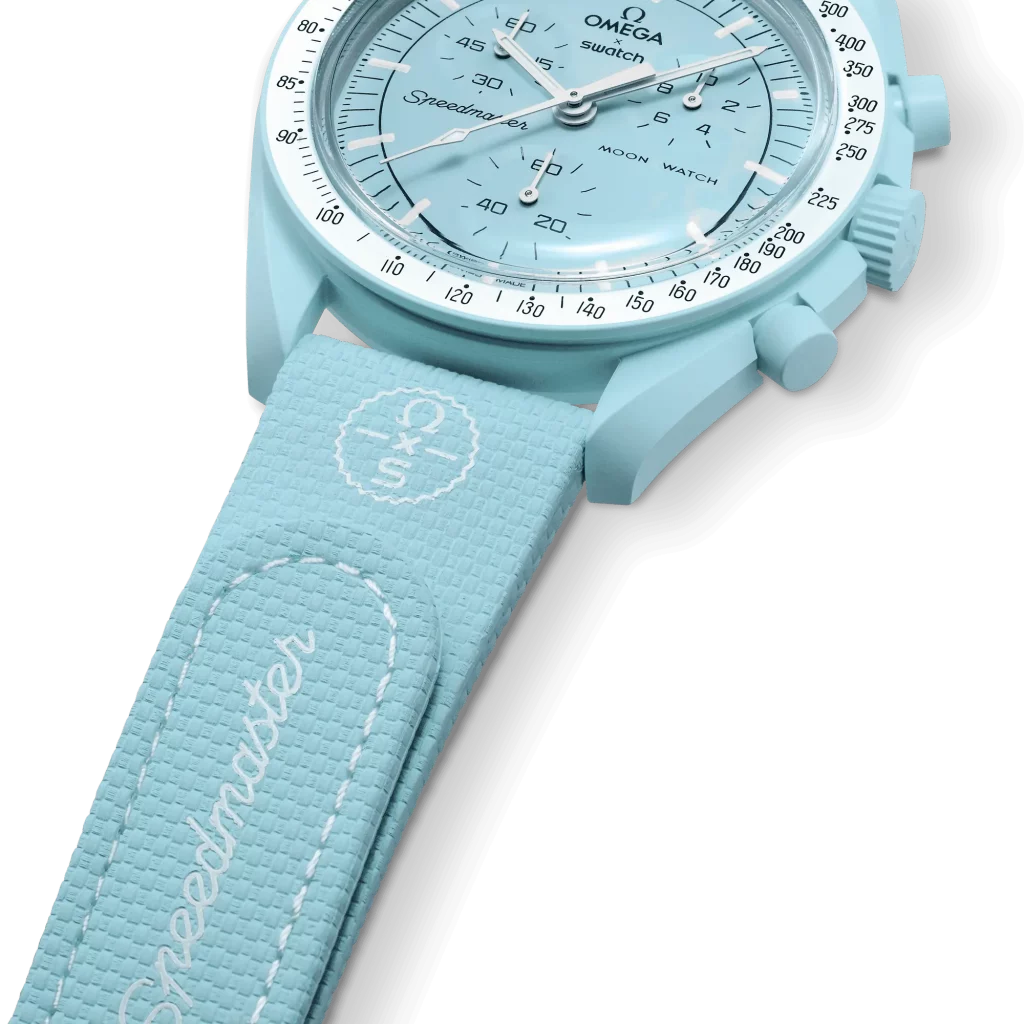 MoonSwatch-Armband in Hellblau und Weiß, ein frisches und modernes Accessoire.