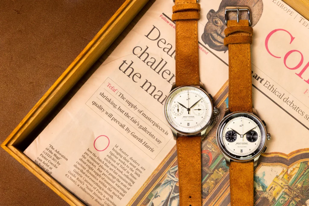 Zwei Modelle der About Vintage 1934 Telechron nebeneinander präsentiert, mit unterschiedlichen Zifferblattfarben.