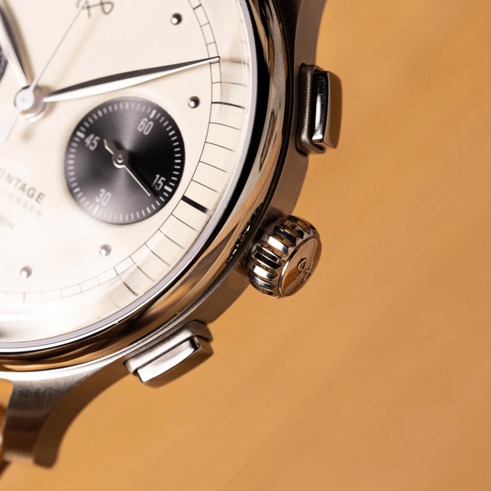 Detailansicht der Krone und der Pusher der About Vintage 1934 Telechron, fein verarbeitet aus Edelstahl.