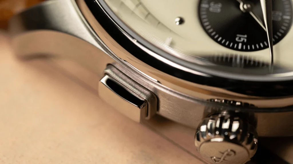Makroaufnahme eines Pushers der About Vintage 1934 Telechron mit präziser Verarbeitung.