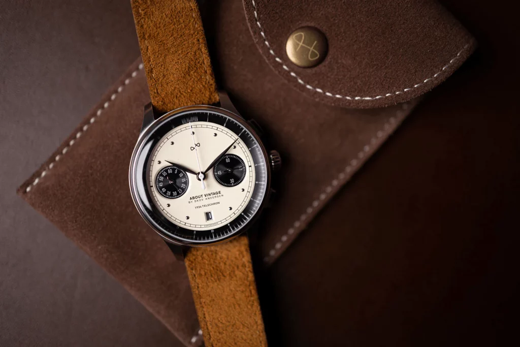 About Vintage 1934 Telechron in kompletter Ansicht mit elegantem Edelstahlgehäuse und Wildlederarmband.