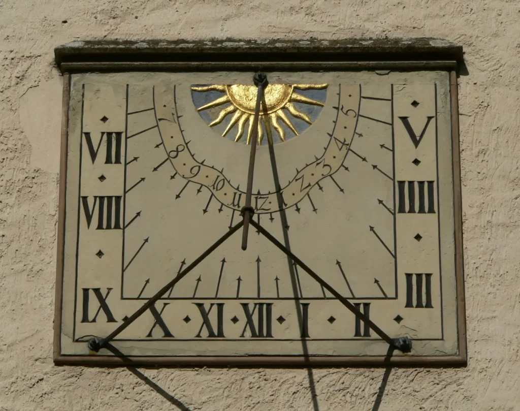 Historische Sonnenuhr aus der Antike, die Zeit durch den Schattenwurf der Sonne anzeigt.