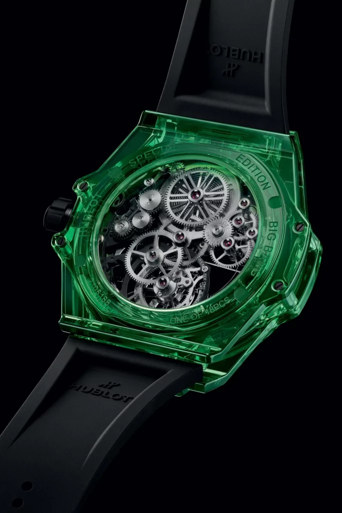 Detailansicht der Hublot Big Bang Tourbillon Automatic, die das innovative SAXEM-Material und das fein gearbeitete Uhrwerk hervorhebt.