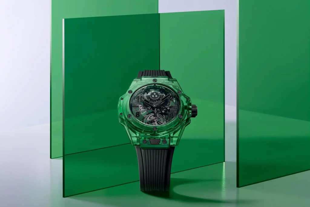 Hublot Big Bang Tourbillon Automatic in leuchtendem SAXEM-Grün, mit transparentem Gehäuse und sichtbar arbeitendem Tourbillon.