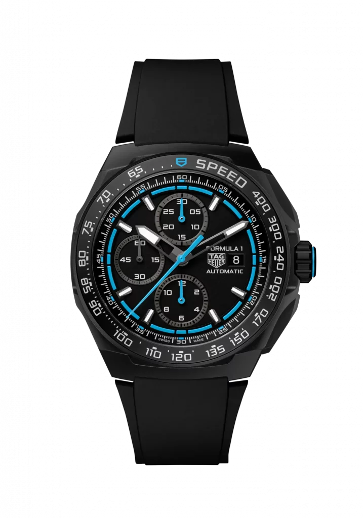 TAG Heuer Formula 1 Chronograph mit schwarzem Gehäuse und blauem Rand, vollständig sichtbar, auf einer minimalistischen Unterlage dargestellt.