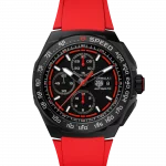 TAG Heuer Formula 1 Chronograph mit schwarzem Gehäuse und rotem Rand, vollständig sichtbar, präsentiert auf einer neutralen Unterlage.