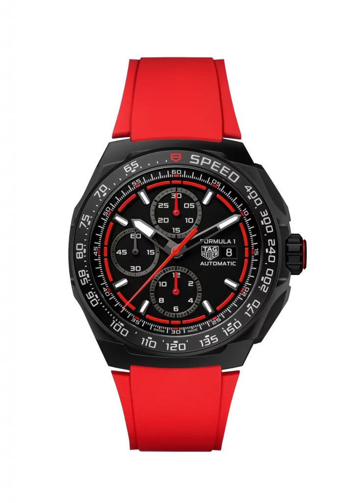 TAG Heuer Formula 1 Chronograph mit schwarzem Gehäuse und rotem Rand, vollständig sichtbar, präsentiert auf einer neutralen Unterlage.