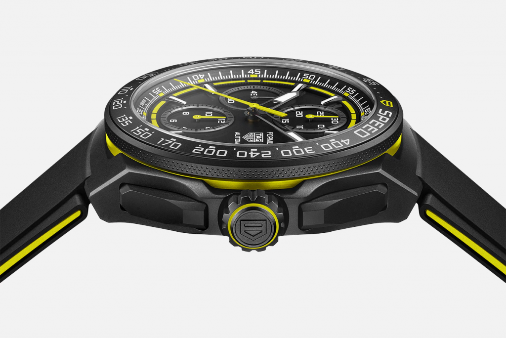 Seitliche Ansicht des TAG Heuer Formula 1 Chronographen mit schwarzem Gehäuse und gelbem Rand, Fokus auf die detaillierte Verarbeitung des Gehäuses und der Lünette.