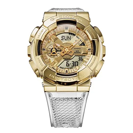 Nahaufnahme der G-Shock 5553 GM-110SG, die das goldene Zifferblatt mit den markanten schwarzen Akzenten hervorhebt.