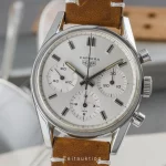 Die Heuer Carrera Ref. 2447 in kompletter Ansicht, ein zeitloser Vintage-Chronograph mit elegantem Edelstahlgehäuse.