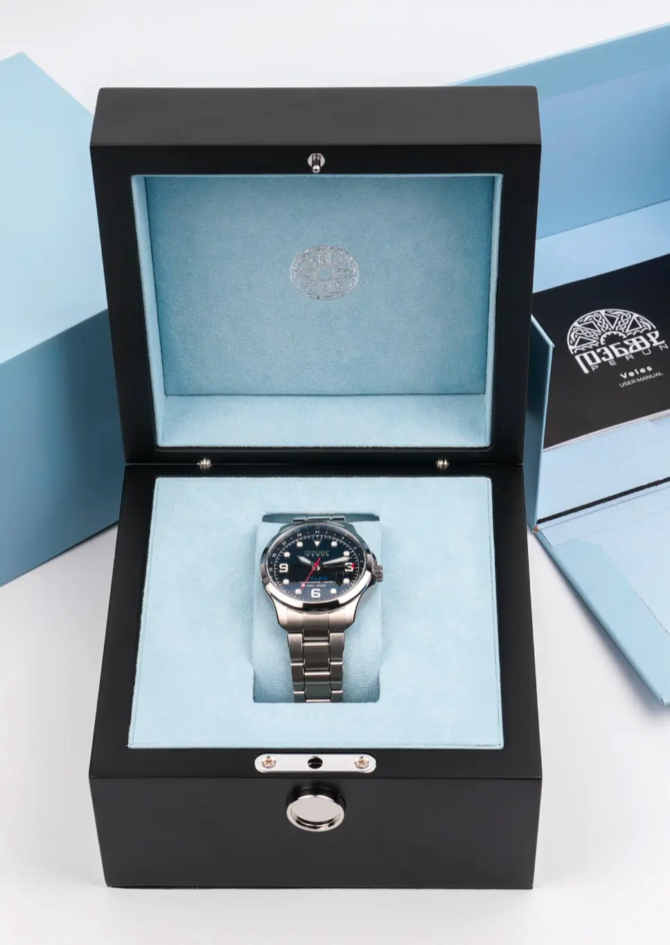 Die Perun Veles präsentiert sich in einer edel gestalteten Box, die das luxuriöse Erscheinungsbild der Uhr unterstreicht.