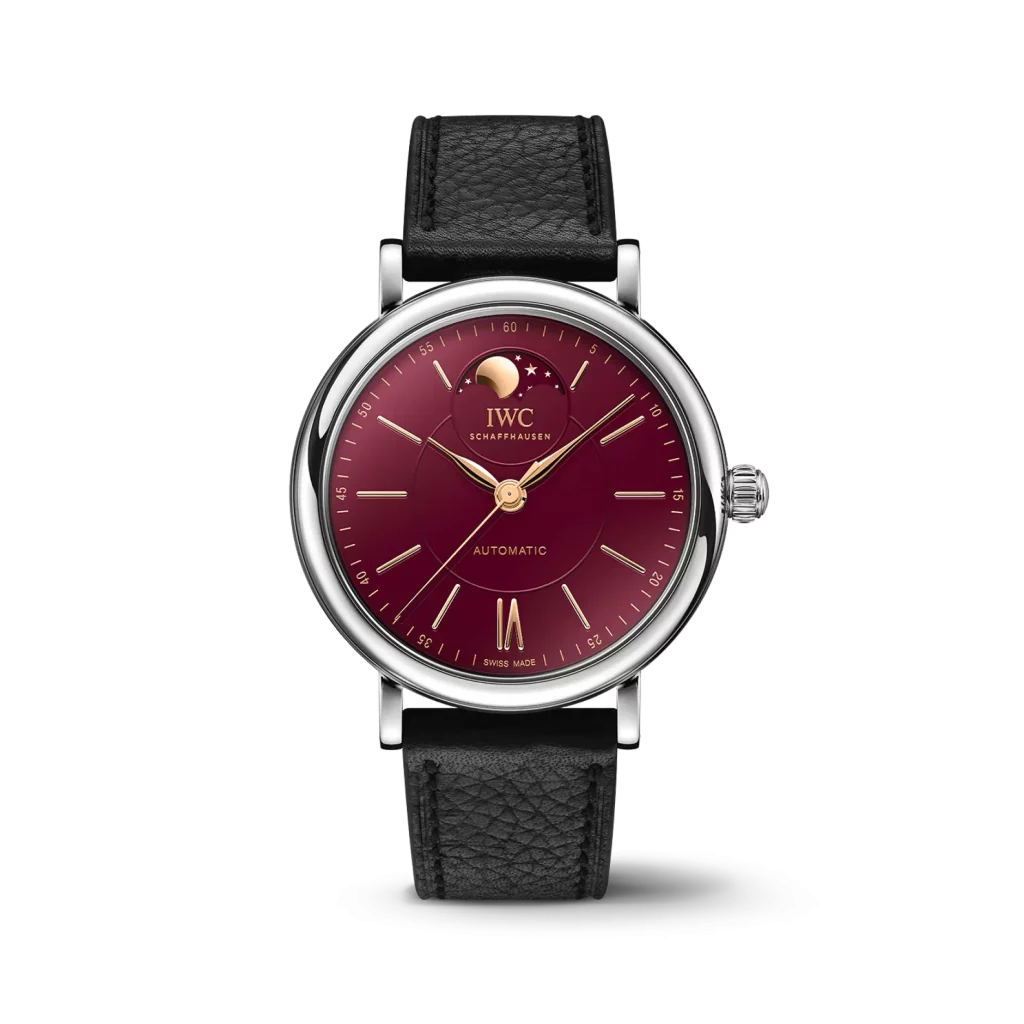 Die IWC Portofino 37 Year of the Snake in voller Ansicht mit elegantem Bordeaux-Zifferblatt und Edelstahlgehäuse.