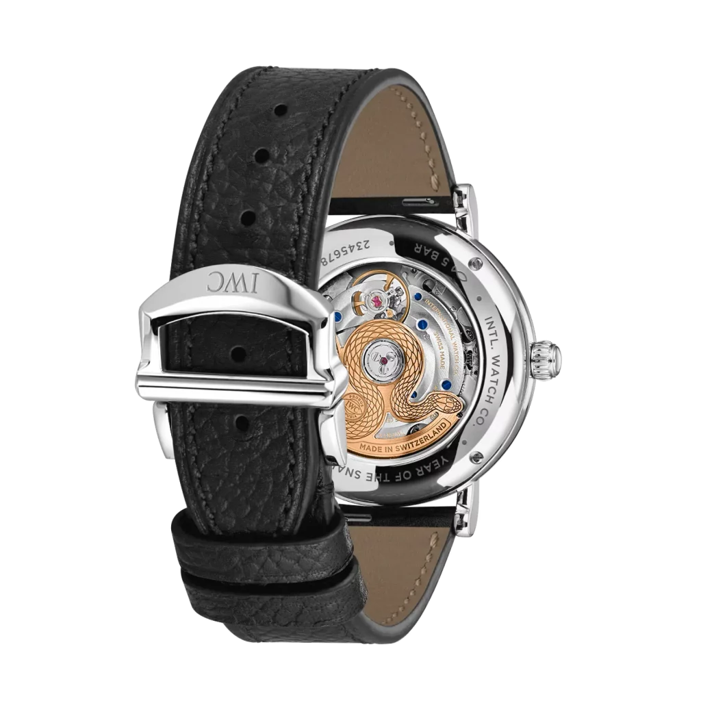 Rückansicht der IWC Portofino 37 Year of the Snake mit sichtbarem rotvergoldetem Rotor in Schlangenform durch den Saphirglasboden.