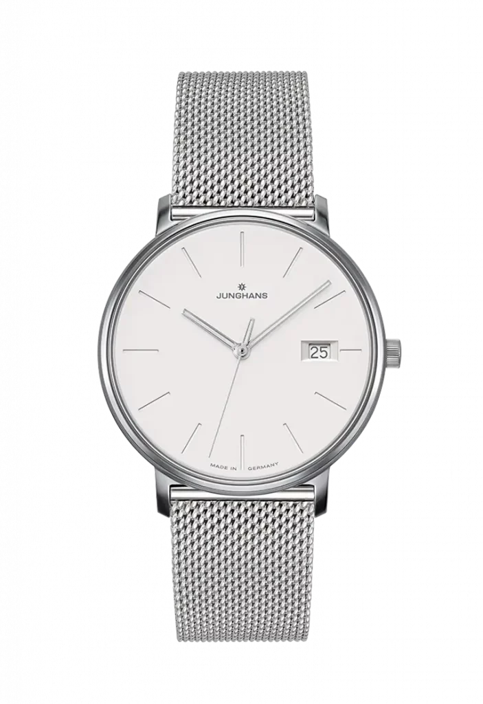 Die Junghans Form A Lady mit schlichtem weißen Zifferblatt und Lederarmband, ein Symbol deutscher Uhrmacherkunst.