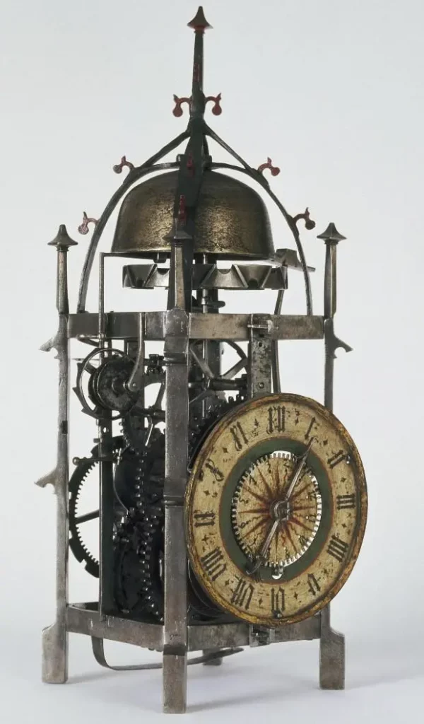 Frühe mechanische Uhr mit Zahnrädern und Pendel, ein Meilenstein der Uhrmacherkunst.