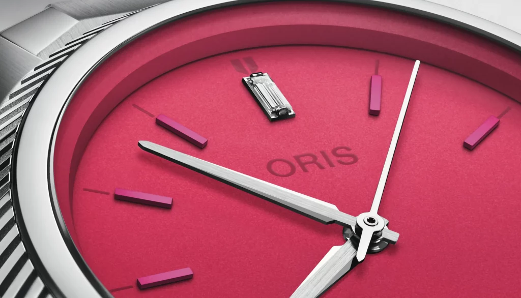 Nahaufnahme des Zifferblatts der Oris ProPilot X Miss Piggy Edition, mit funkelndem Diamant bei der 12-Uhr-Position.