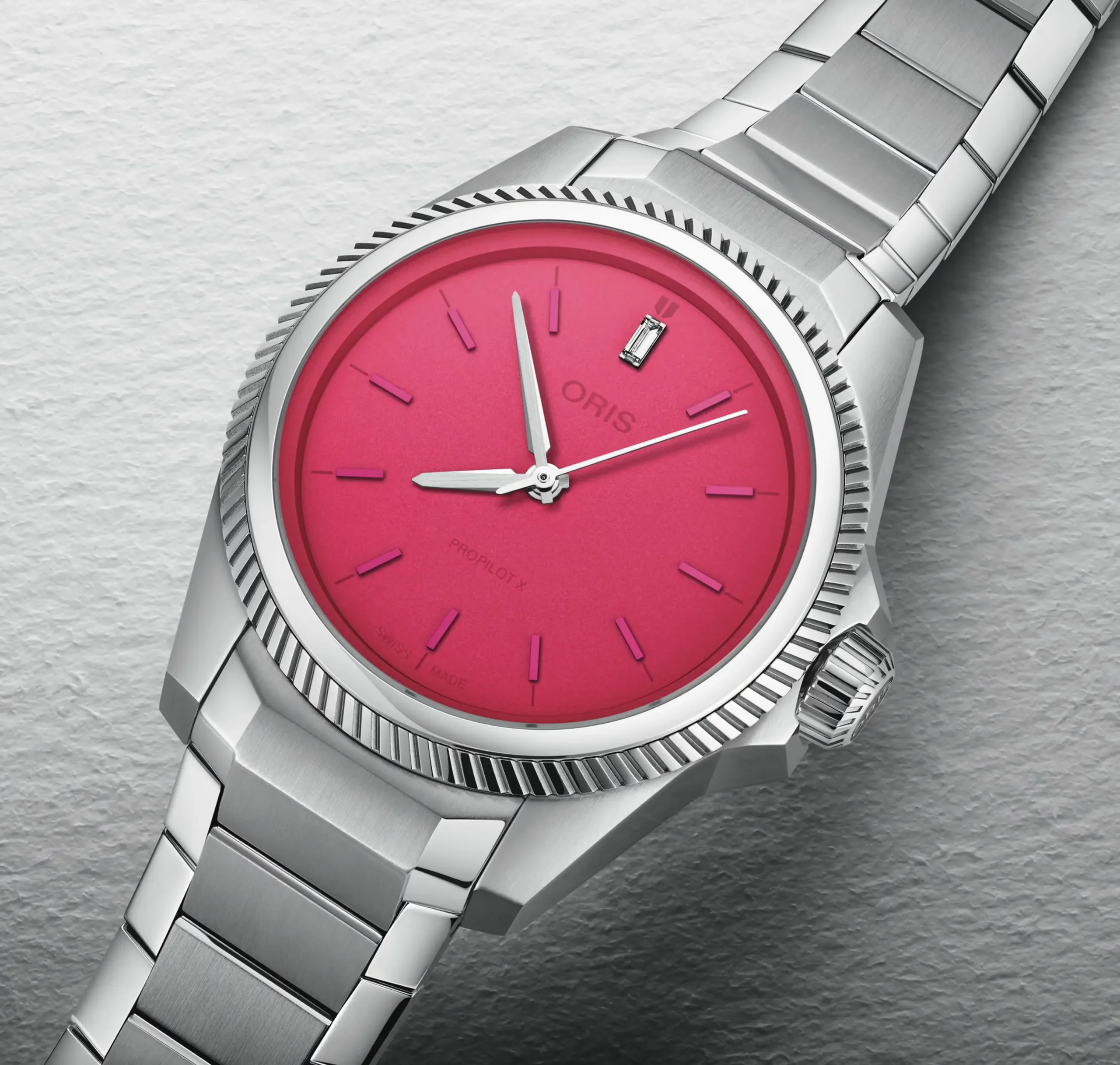 Die Oris ProPilot X Miss Piggy Edition, frontal fotografiert, mit ihrem pinken Zifferblatt und Titangehäuse.