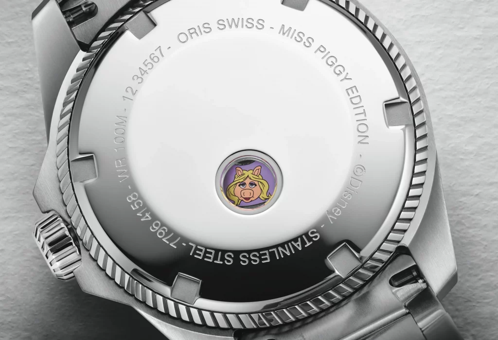 Rückansicht der Oris ProPilot X Miss Piggy Edition, zeigt das sichtbare automatische Uhrwerk und den Miss Piggy-Rotor.