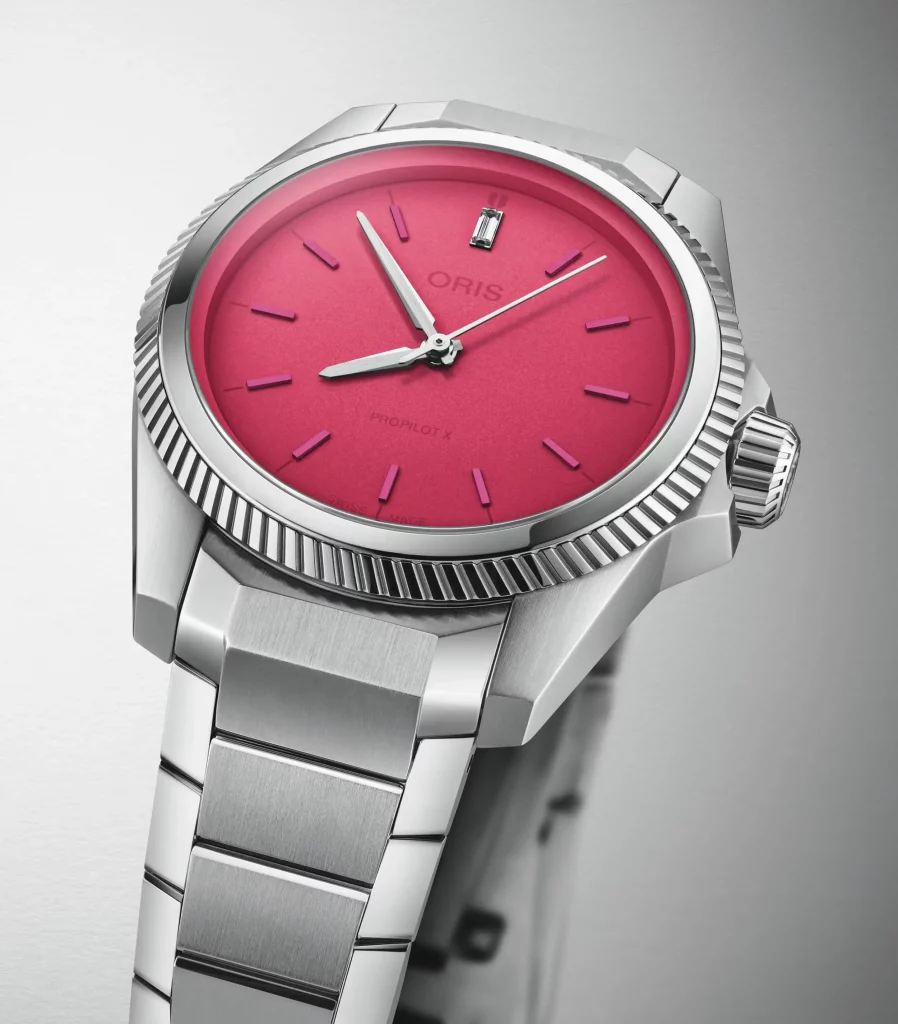 Die Oris ProPilot X Miss Piggy Edition, seitlich aufgenommen, zeigt die elegante Linienführung und das Titanarmband.