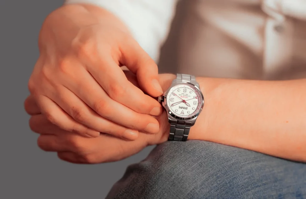 Die Perun Veles am Handgelenk getragen, ein stilvoller Begleiter für jeden Anlass.