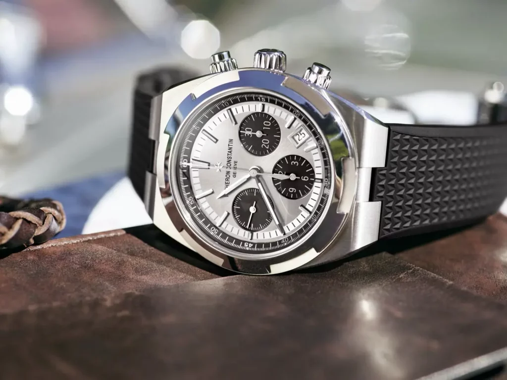 Vacheron Constantin Overseas in Edelstahl mit klassischem Panda-Zifferblatt, frontal fotografiert.