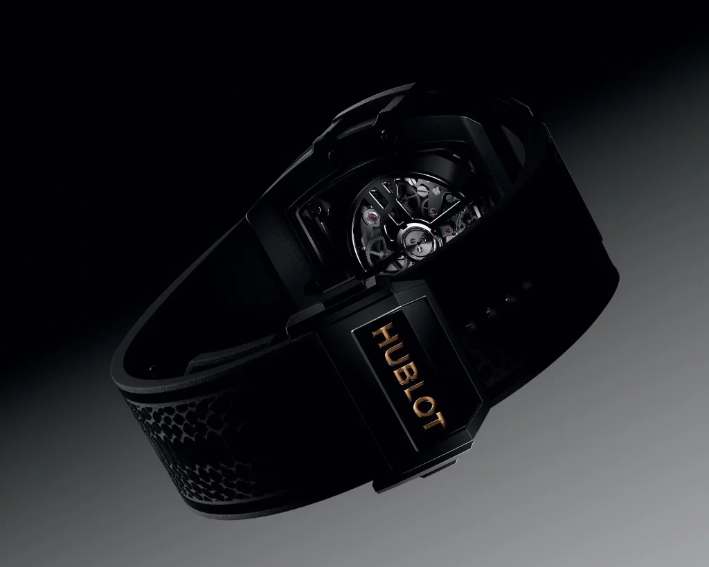 Rückansicht der Hublot Spirit of Big Bang Year of the Snake, das skelettierte HUB4700-Uhrwerk und die hochwertige Schließe sichtbar.