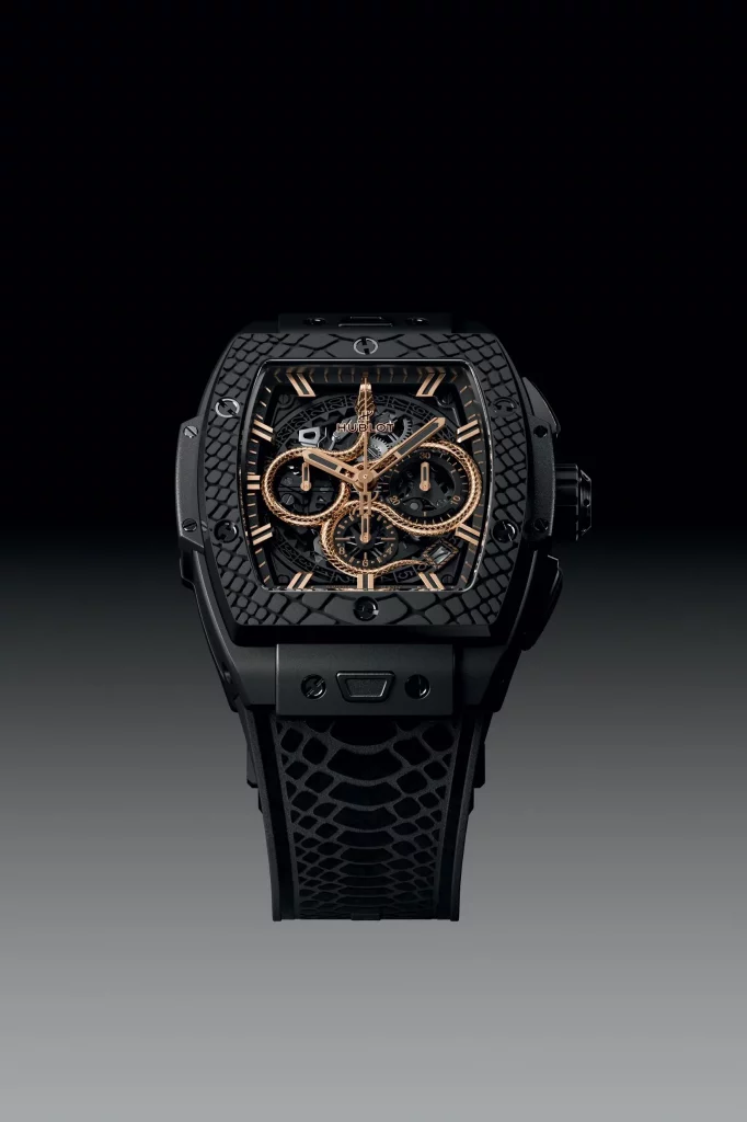 Die Hublot Spirit of Big Bang Year of the Snake von unten, mit Fokus auf das strukturierte Kautschukarmband mit Schlangenhautdesign.