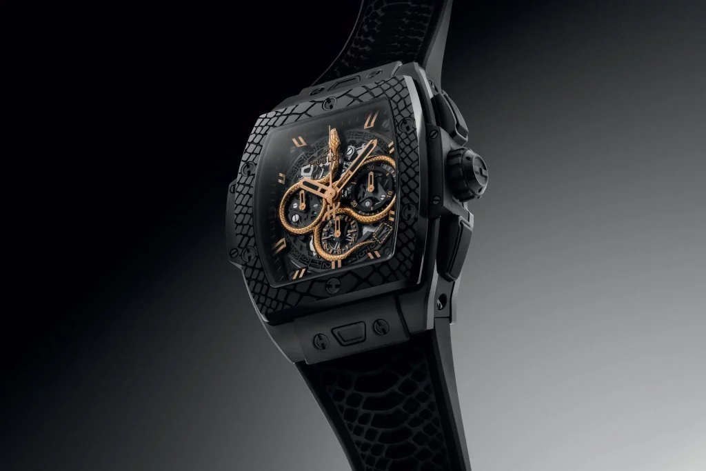 Die Hublot Spirit of Big Bang Year of the Snake, seitlich aufgenommen, zeigt das elegante Gehäuse und die gravierte Schlangenhauttextur der Lünette.