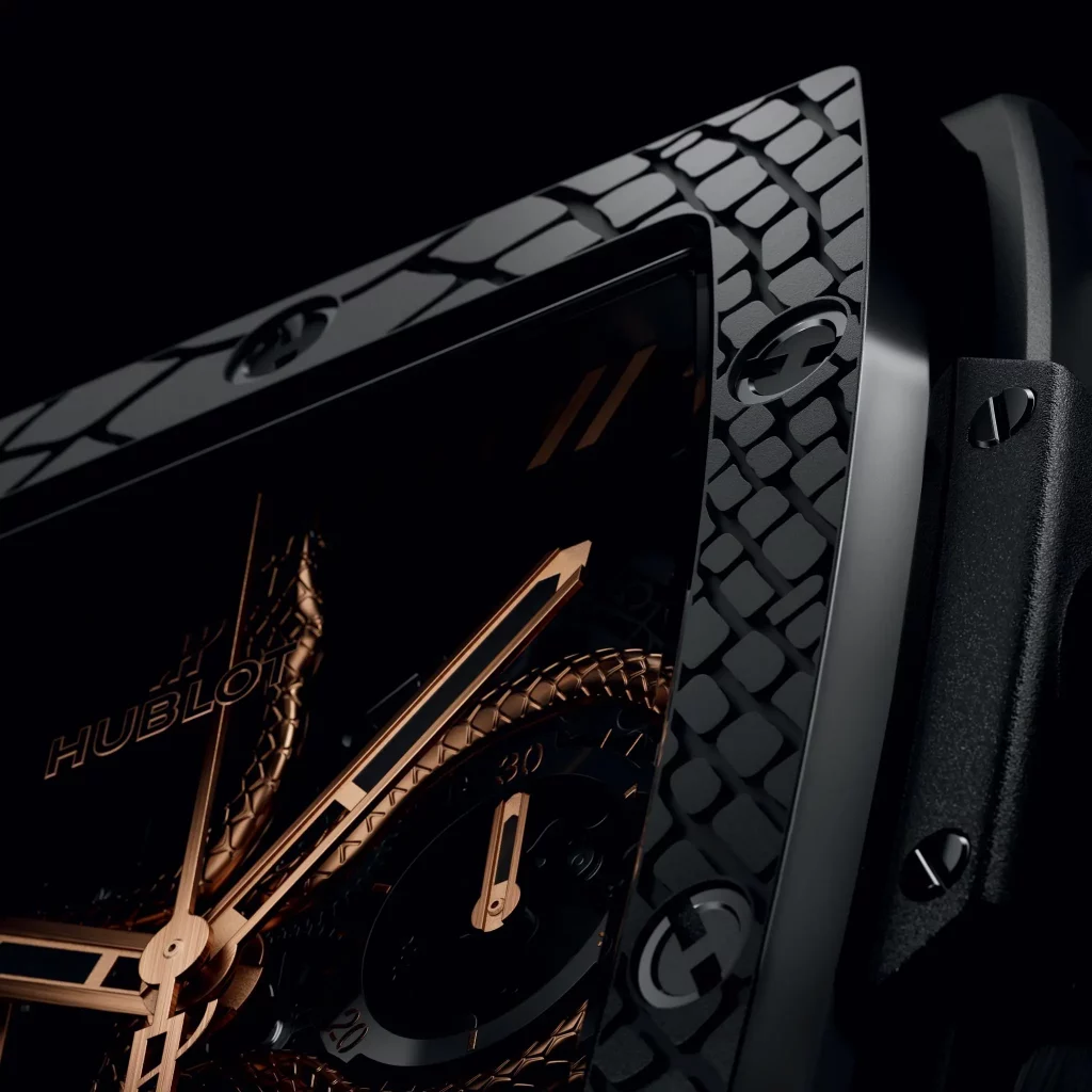 Detailaufnahme der Hublot Spirit of Big Bang Year of the Snake, mit goldplattierter Schlangenapplikation und gravierter Lünette.