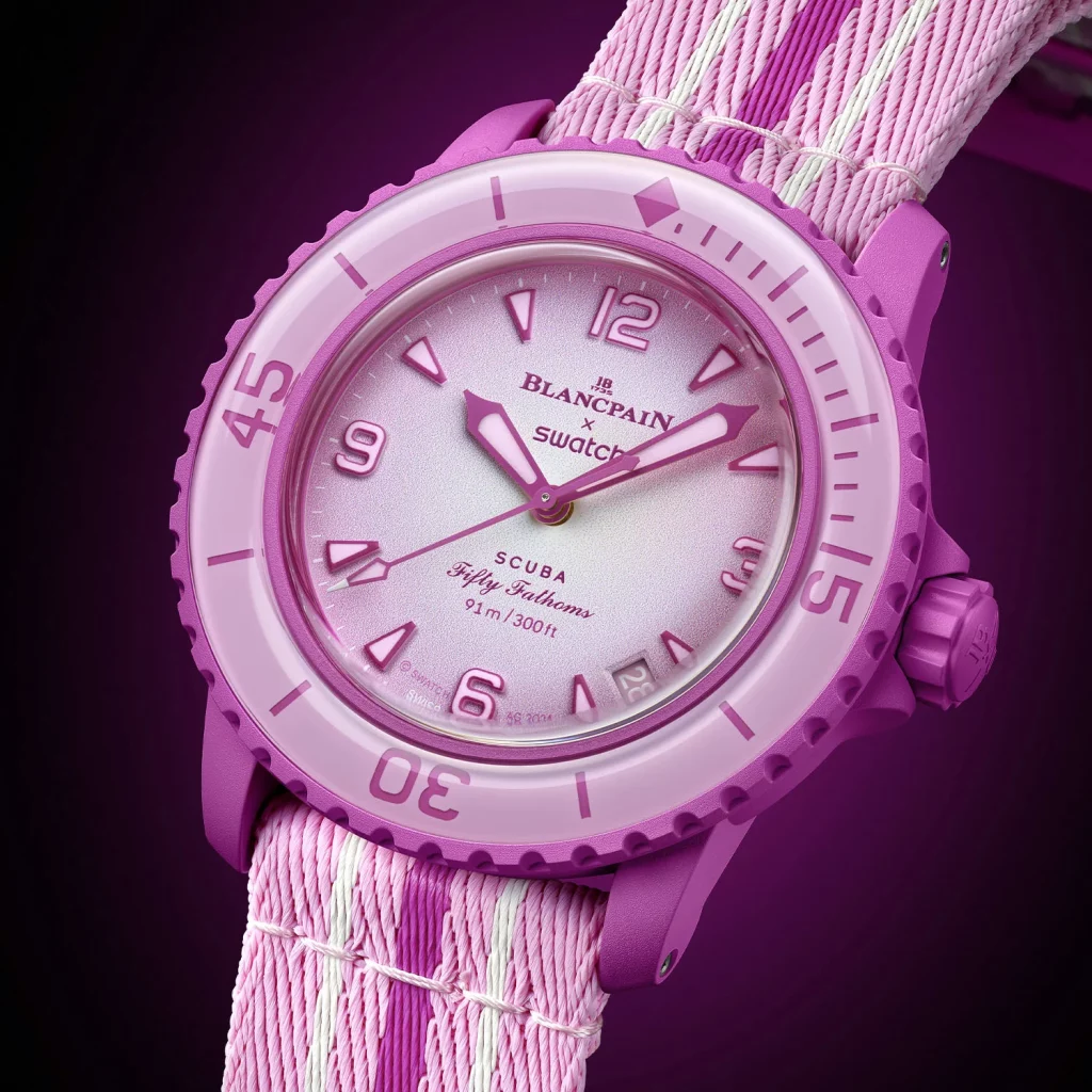 Die Swatch x Blancpain Scuba Fifty Fathoms Pink Ocean, leicht seitlich aufgenommen, um die Form des Gehäuses zu betonen.