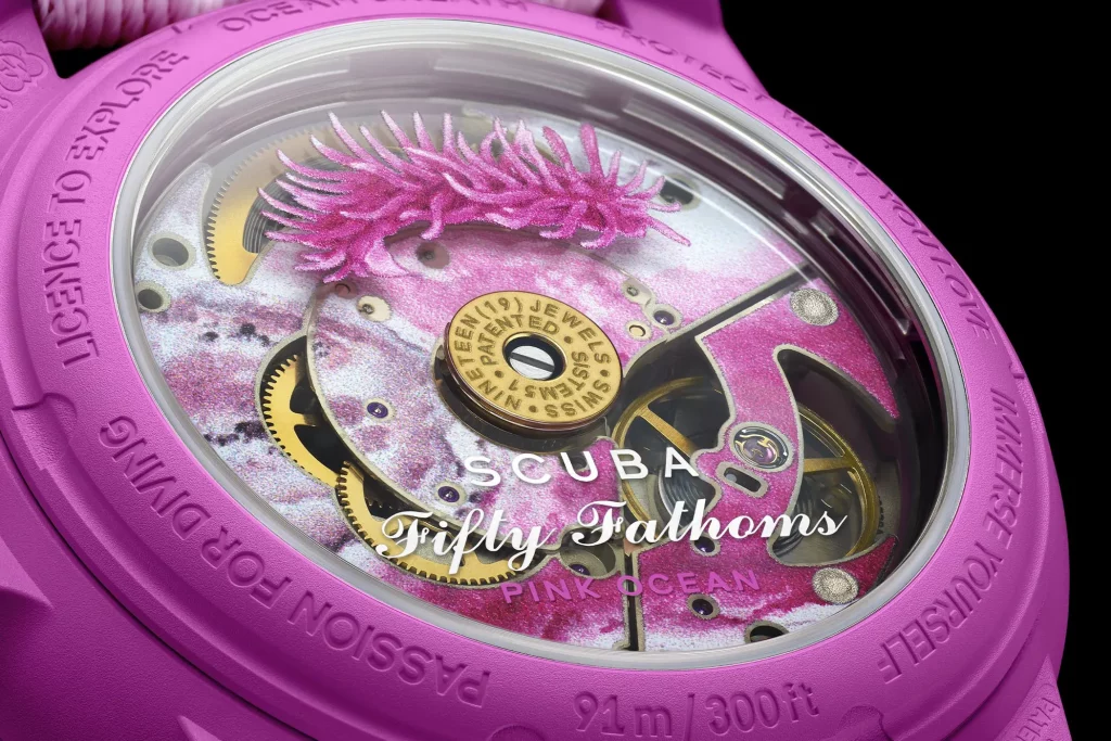 Nahaufnahme des Gehäusebodens der Swatch x Blancpain Scuba Fifty Fathoms Pink Ocean mit sichtbarem Automatikwerk.