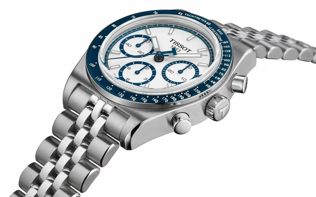 Tissot PR 516 Automatic Chronograph, seitlich fotografiert mit sichtbarer Krone und Drückern im Pump-Stil.
