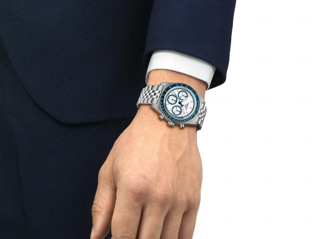Tissot PR 516 Automatic Chronograph am Handgelenk getragen, zeigt die perfekte Kombination aus Stil und Komfort.