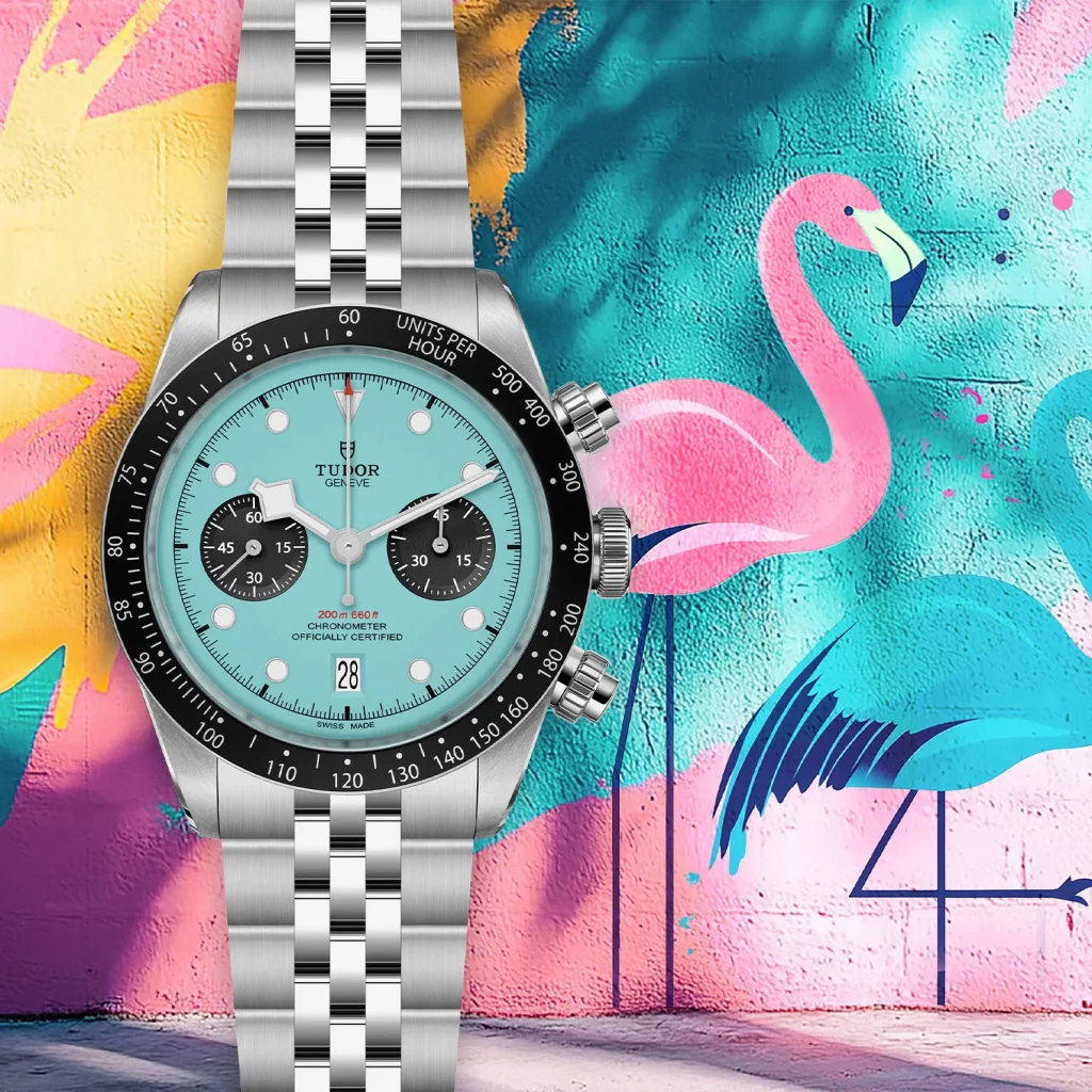 Die Tudor Black Bay Chrono Flamingo Blue – dargestellt neben einem auffälligen Flamingo-Graffiti, inspiriert von Inter Miami.