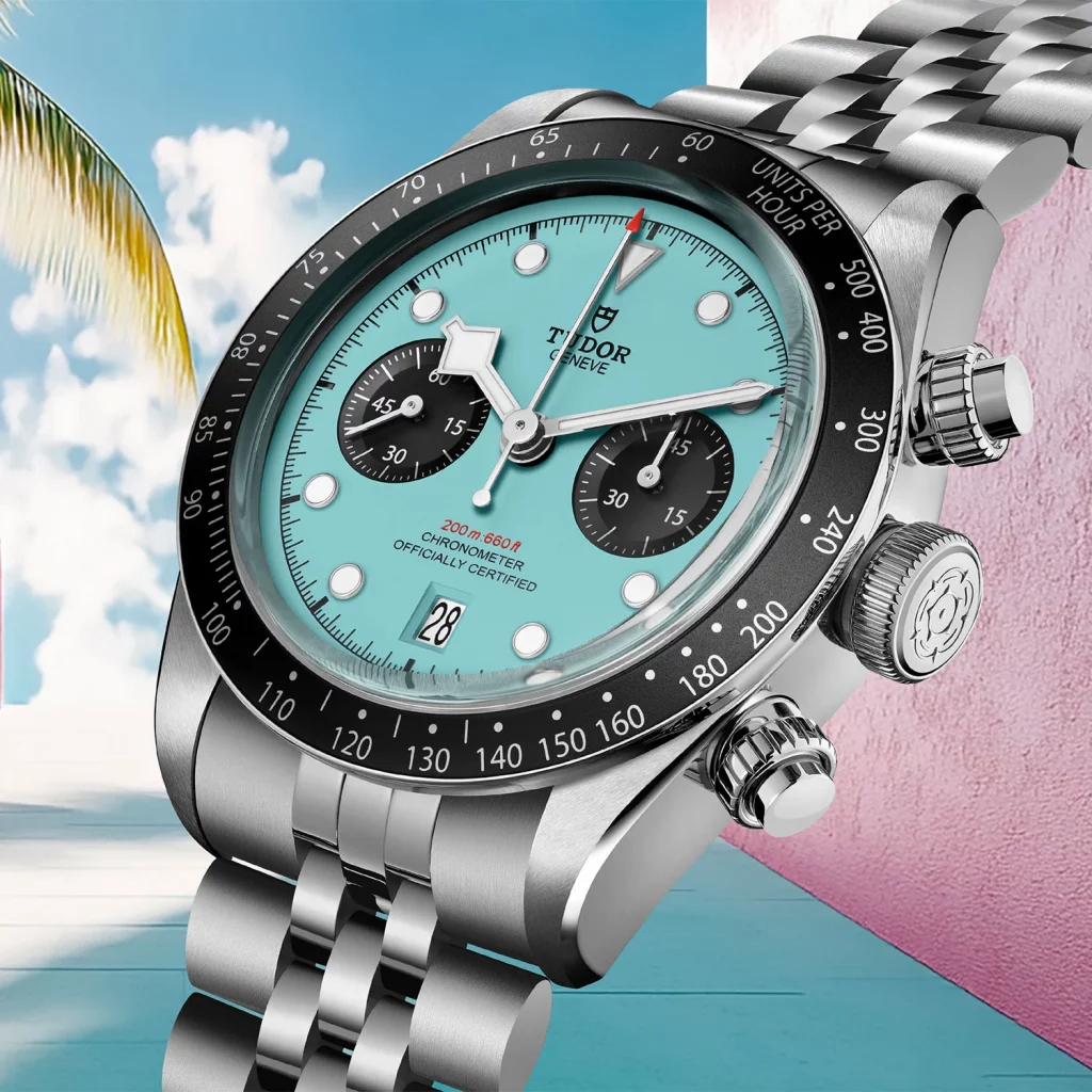 Nahaufnahme des Zifferblatts der Tudor Black Bay Chrono Flamingo Blue mit silbernen Totalisatoren und blauen Farbakzenten.